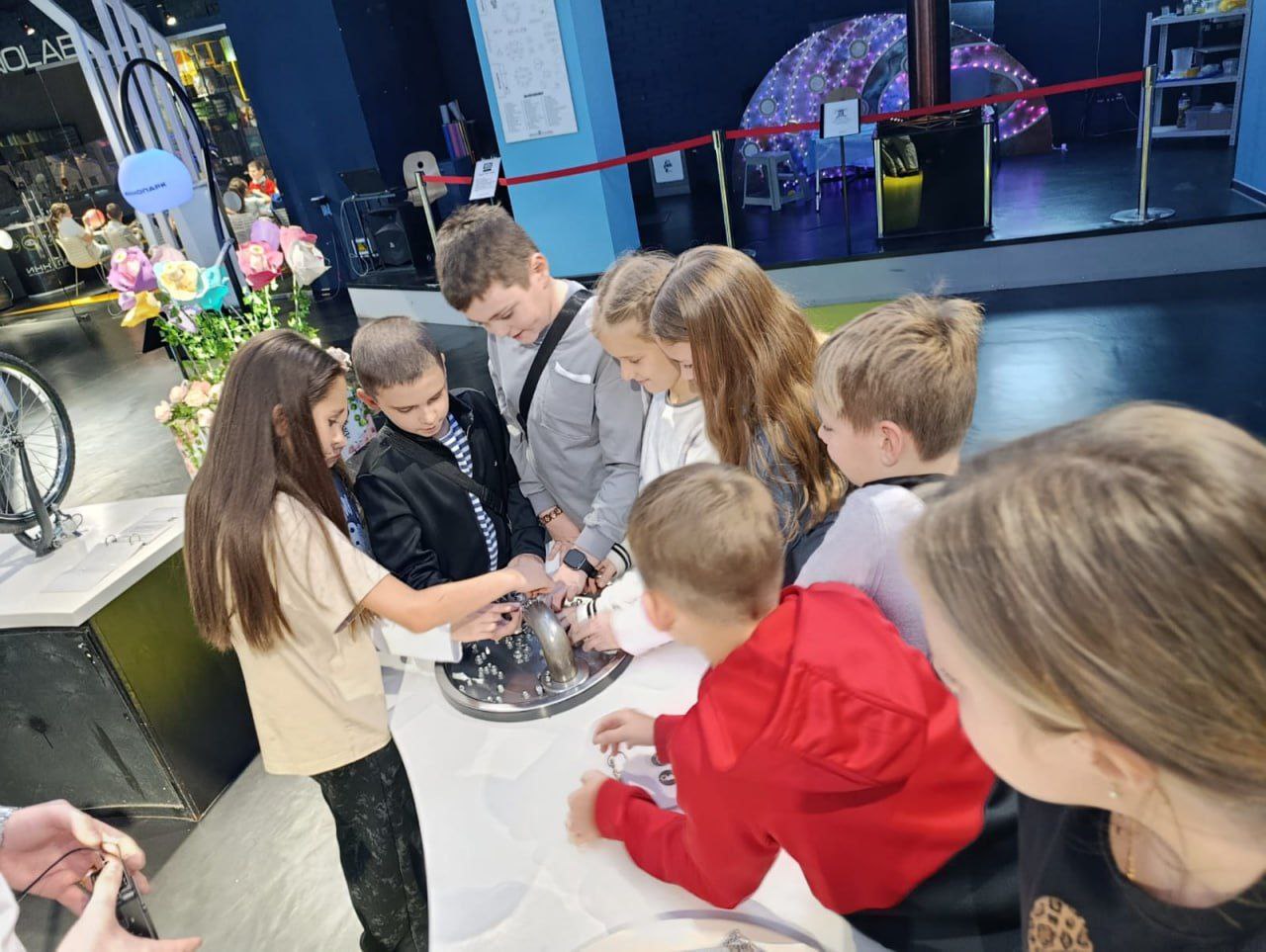 Интересные каникулыНачало каникул ученики 3а,4э и 5м класса отметили в ИнноПарке - интерактивном музее науке, который рассказывает о том, как устроен мир вокруг нас Интересные каникулыНачало каникул ученики 3а,4э и 5м класса отметили в ИнноПарке - интерактивном музее науке, который рассказывает о том, как устроен мир вокруг нас