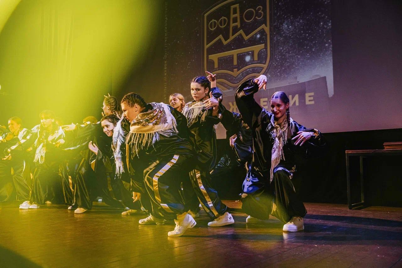 Прославляют родину футбола! Прославляют родину футбола!