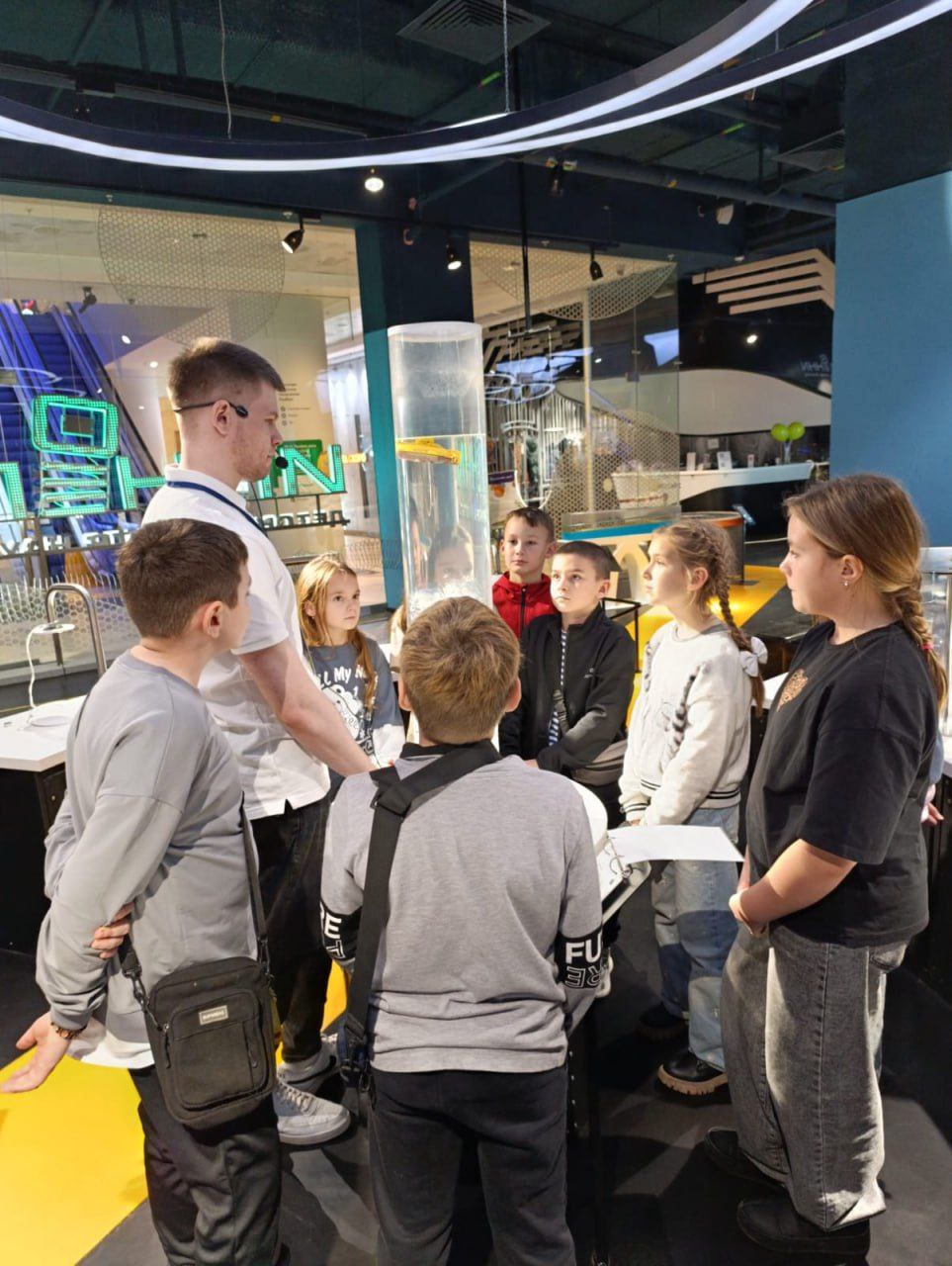 Интересные каникулыНачало каникул ученики 3а,4э и 5м класса отметили в ИнноПарке - интерактивном музее науке, который рассказывает о том, как устроен мир вокруг нас