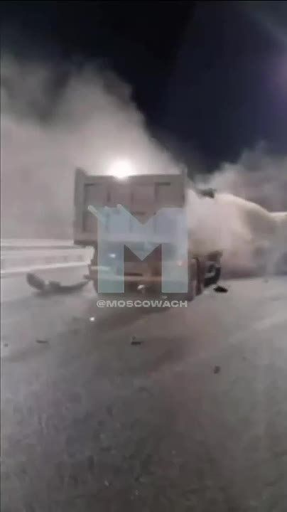 Массовое ДТП на платной трассе в Подмосковье: грузовик не успел затормозить, врезался в другой и смял такси, пишут в местных чатах
