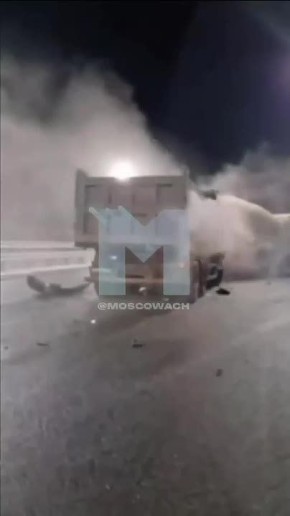 Массовое ДТП на платной трассе в Подмосковье: грузовик не успел затормозить, врезался в другой и смял такси, пишут в местных чатах