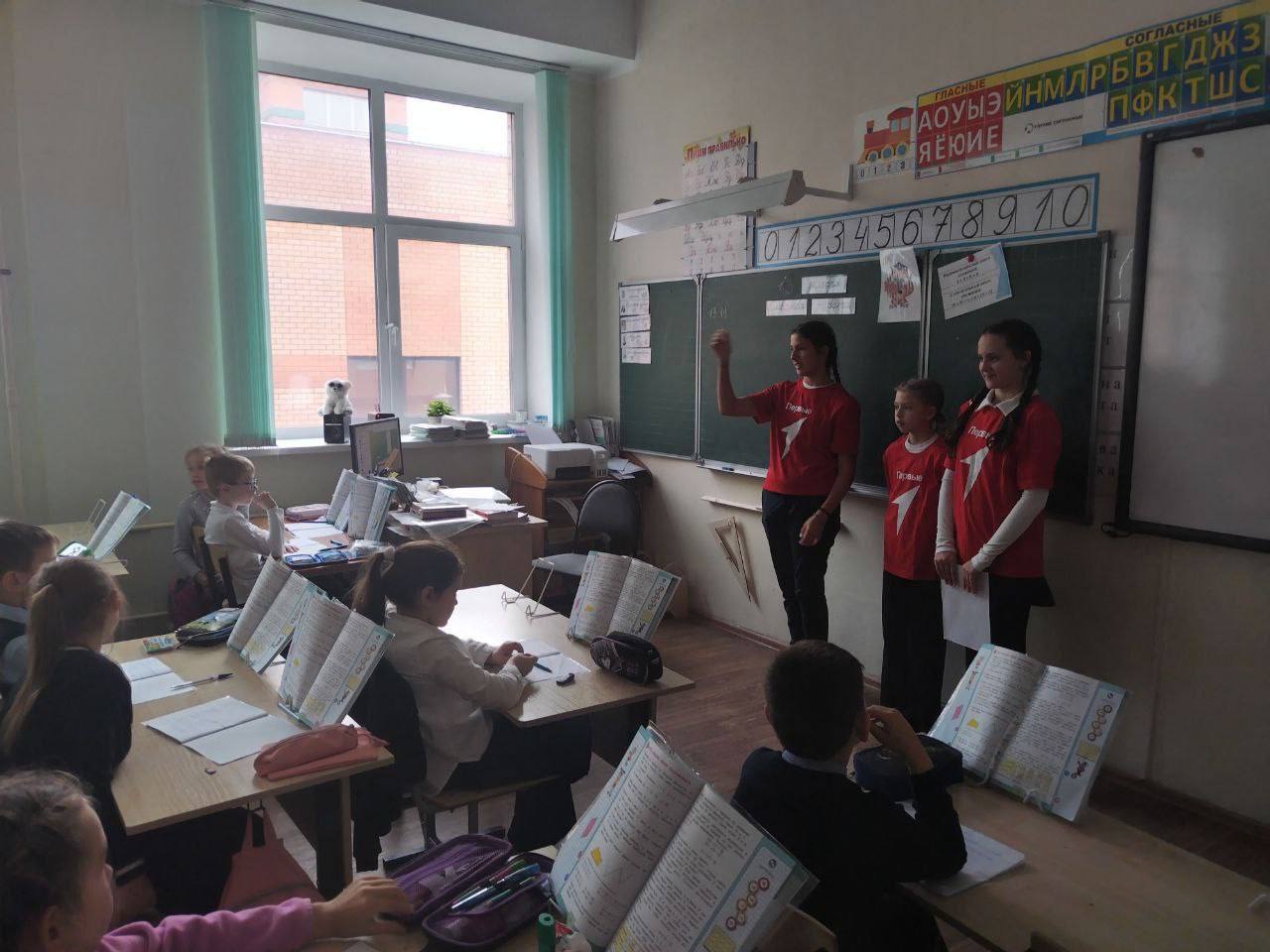 13.11.2025. Ученицы 6а класса МБОУ Любучанской СОШ м.о. Чехов Александра Буравлева, Эвелина Карташова и Камилла Степанько снова у своих подшефных 2а класса 13.11.2025. Ученицы 6а класса МБОУ Любучанской СОШ м.о. Чехов Александра Буравлева, Эвелина Карташова и Камилла Степанько снова у своих подшефных 2а класса