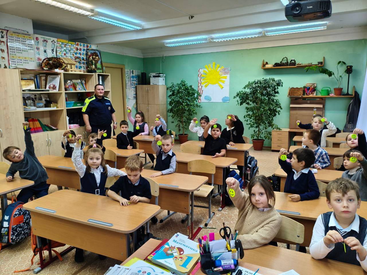 ПДД. 14.11.2025 в МБОУ СШ 10 имени С.Н.Воронина инспектор ГИБДД Мещеряков Алексей Владимирович провел профилактическую беседу в начальной школе инспектор ГИБДД о правилах дорожного движения ПДД. 14.11.2025 в МБОУ СШ 10 имени С.Н.Воронина инспектор ГИБДД Мещеряков Алексей Владимирович провел профилактическую беседу в начальной школе инспектор ГИБДД о правилах дорожного движения