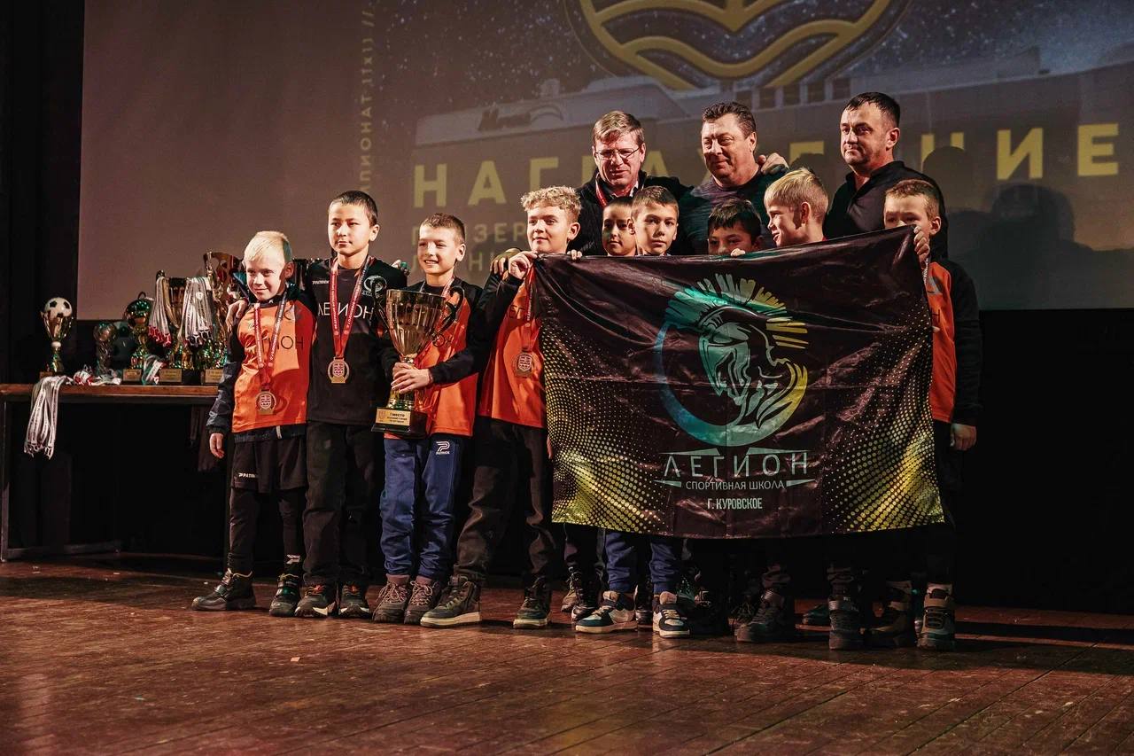 Прославляют родину футбола! Прославляют родину футбола!