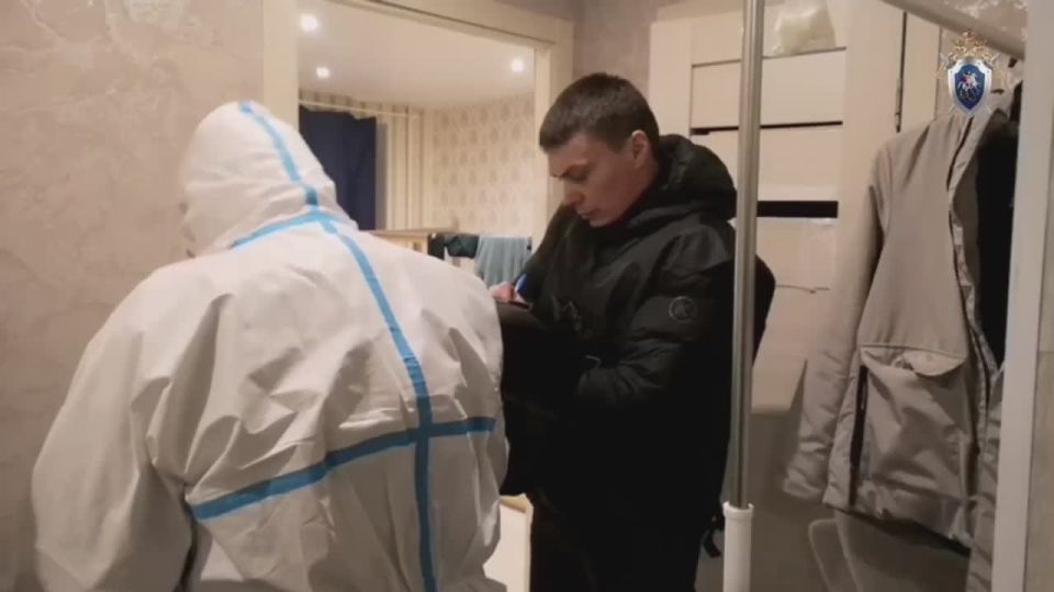 Оперативное видео с места происшествия, где в одной из квартир города Балашихи было обнаружено тело ребенка