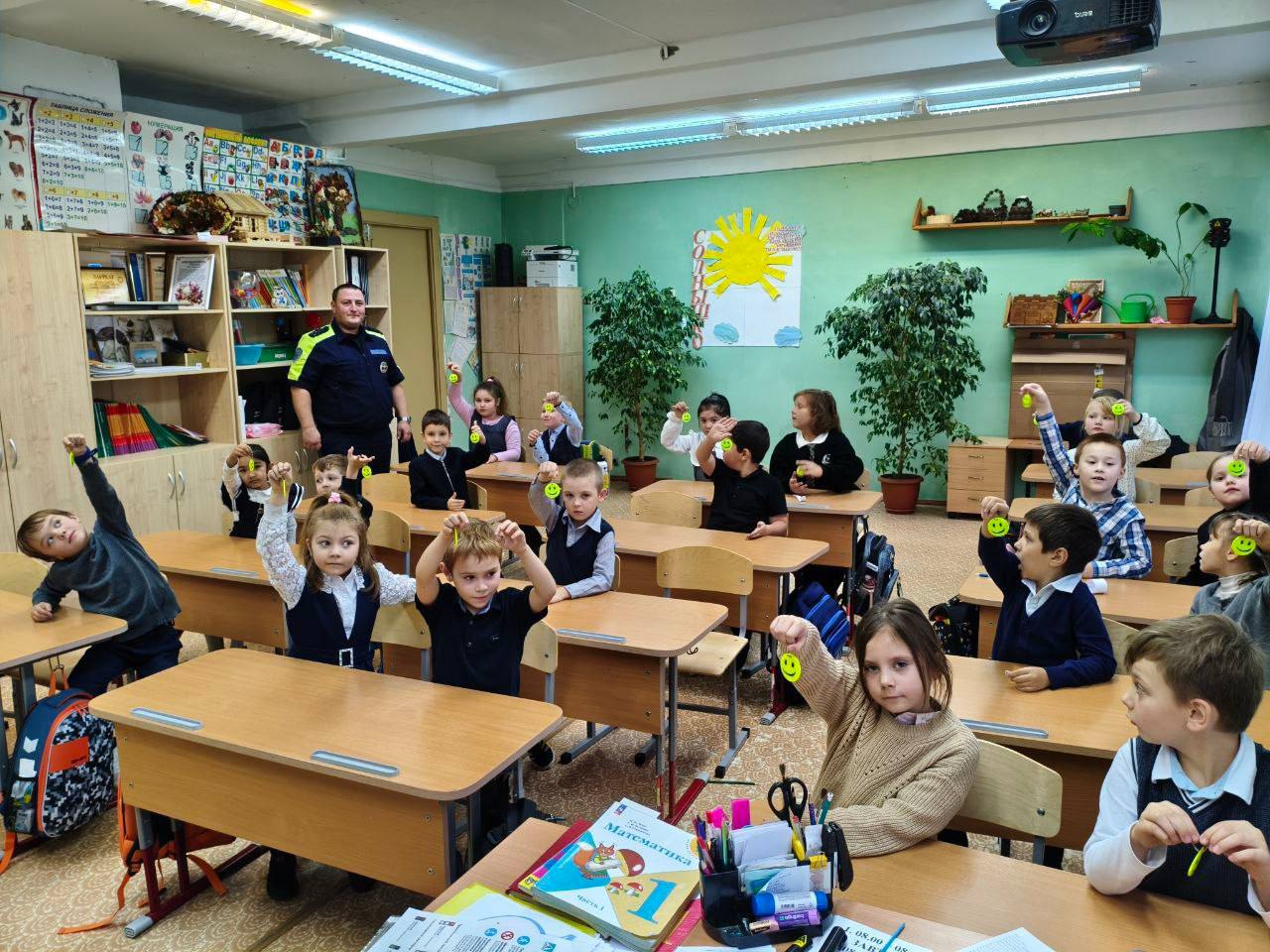 ПДД. 14.11.2025 в МБОУ СШ 10 имени С.Н.Воронина инспектор ГИБДД Мещеряков Алексей Владимирович провел профилактическую беседу в начальной школе инспектор ГИБДД о правилах дорожного движения ПДД. 14.11.2025 в МБОУ СШ 10 имени С.Н.Воронина инспектор ГИБДД Мещеряков Алексей Владимирович провел профилактическую беседу в начальной школе инспектор ГИБДД о правилах дорожного движения