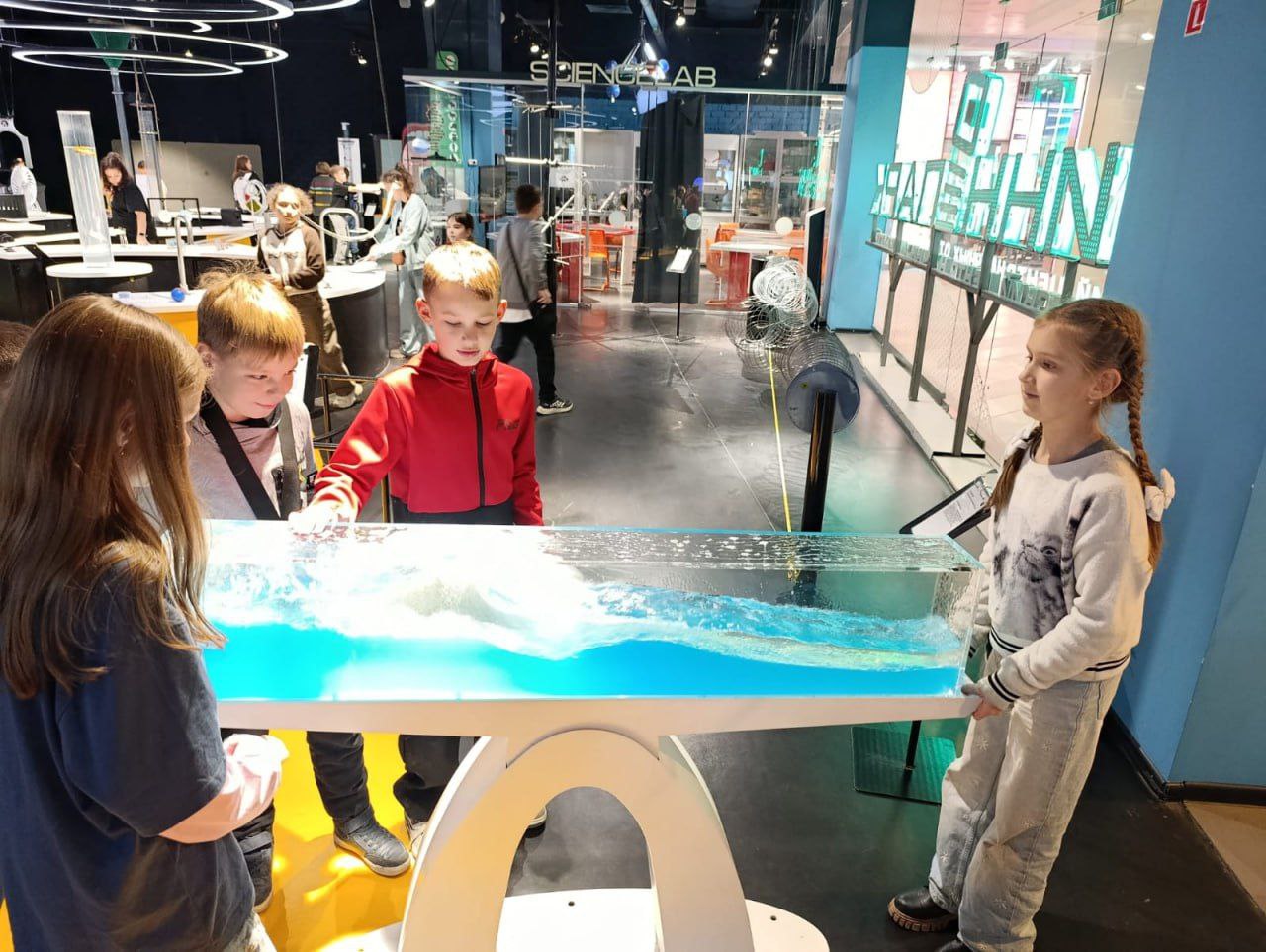 Интересные каникулыНачало каникул ученики 3а,4э и 5м класса отметили в ИнноПарке - интерактивном музее науке, который рассказывает о том, как устроен мир вокруг нас Интересные каникулыНачало каникул ученики 3а,4э и 5м класса отметили в ИнноПарке - интерактивном музее науке, который рассказывает о том, как устроен мир вокруг нас