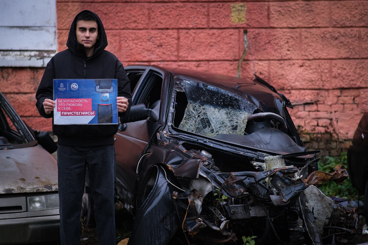 Сотрудники Госавтоинспекции совместно со студентами провели социальную акцию, приуроченную ко Всемирному дню памяти жертв ДТП Сотрудники Госавтоинспекции совместно со студентами провели социальную акцию, приуроченную ко Всемирному дню памяти жертв ДТП