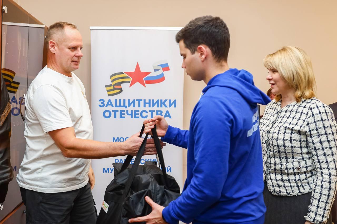 В Раменском округе героям СВО вручили адаптивную одежду В Раменском округе героям СВО вручили адаптивную одежду