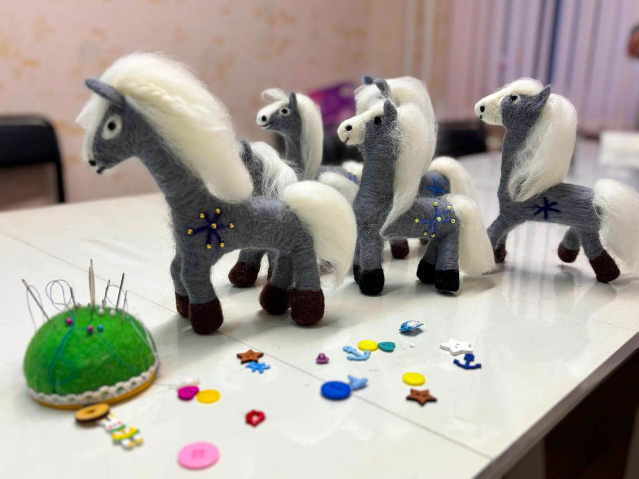 Долголетие в творчестве. В Куровском клубе «Активного долголетия» уже почти год занимаются фелтингом – искусством валяния из шерсти Долголетие в творчестве. В Куровском клубе «Активного долголетия» уже почти год занимаются фелтингом – искусством валяния из шерсти