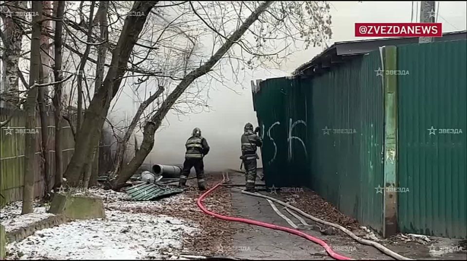 Причиной мощного задымления в Мытищах стал пожар в мебельном цехе у храма, сообщает корреспондент "Звезды"