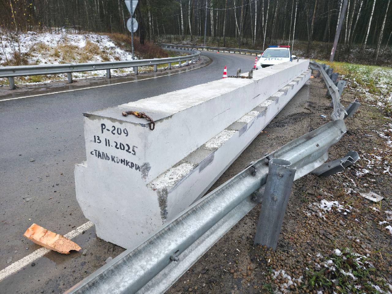 На съезде с Борисовского шоссе на федеральную трассу М-2 «Крым» произошло дорожно-транспортное происшествие, в результате которого с транспортного средства сошел груз — железобетонная балка мостового перекрытия массой 18 тонн