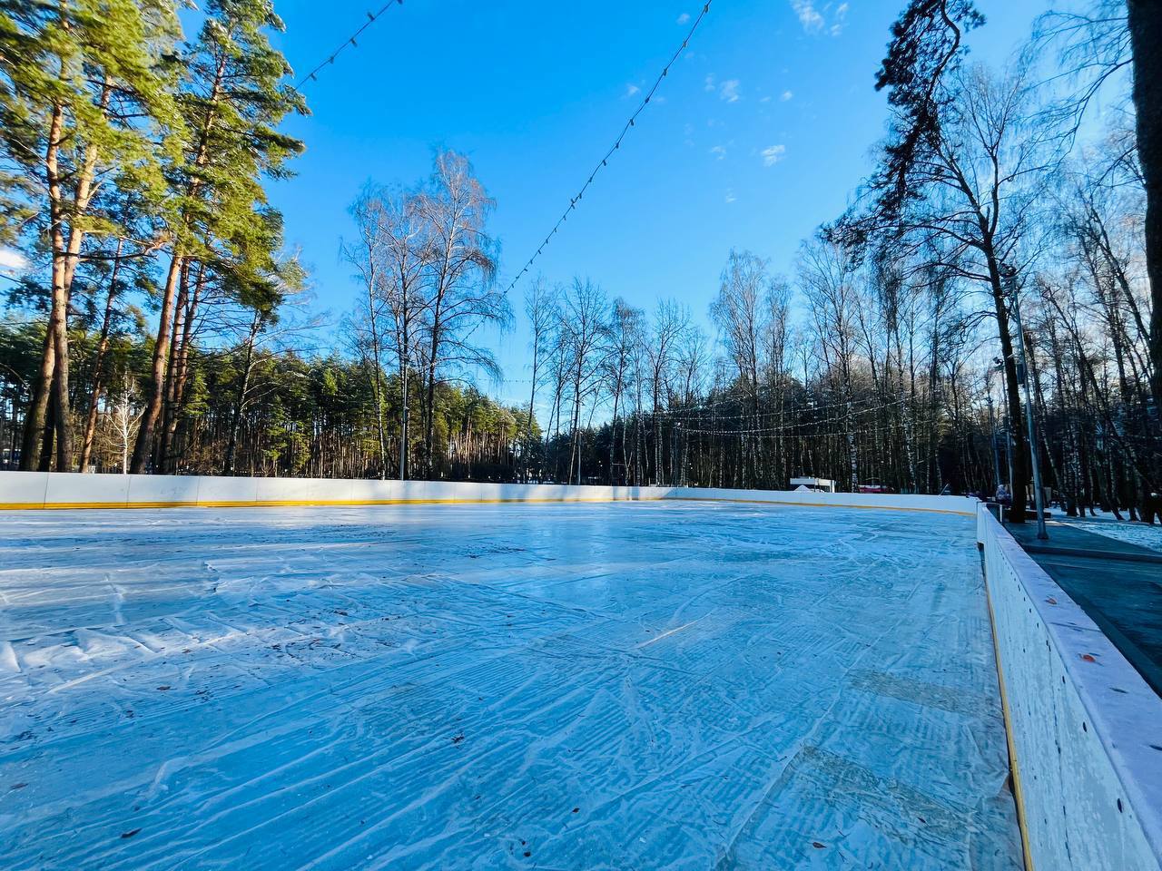 Зима всё ближе: в городских парках Домодедово стартовала подготовка к зимнему сезону!
