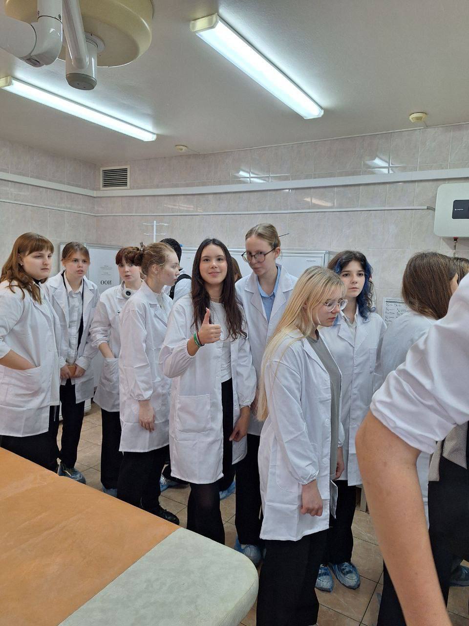 На протяжении нескольких дней ученики 10 классов школ муниципального округа Чехов Любучанской, №3 и №8 медицинского профиля посещали учреждения Чеховской городской больницы На протяжении нескольких дней ученики 10 классов школ муниципального округа Чехов Любучанской, №3 и №8 медицинского профиля посещали учреждения Чеховской городской больницы