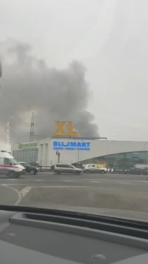 Дым окутал подмосковные Мытищи, рядом с торговым центром "XL" сильный пожар