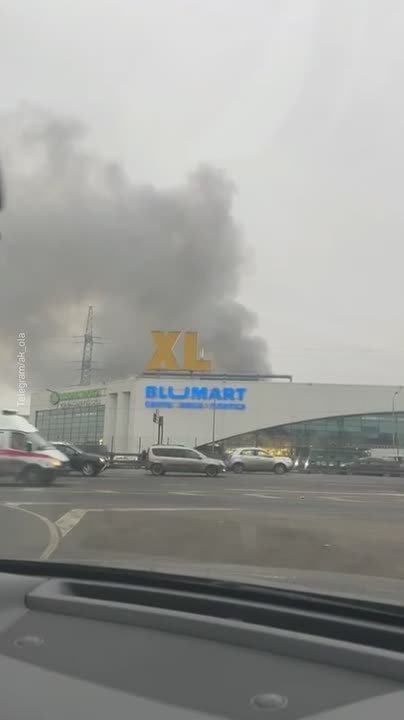 Дым окутал подмосковные Мытищи, рядом с торговым центром "XL" сильный пожар