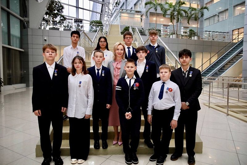 Юным героям из городского округа Воскресенск вручили медали Совета Федерации за помощь в тушении пожара Юным героям из городского округа Воскресенск вручили медали Совета Федерации за помощь в тушении пожара