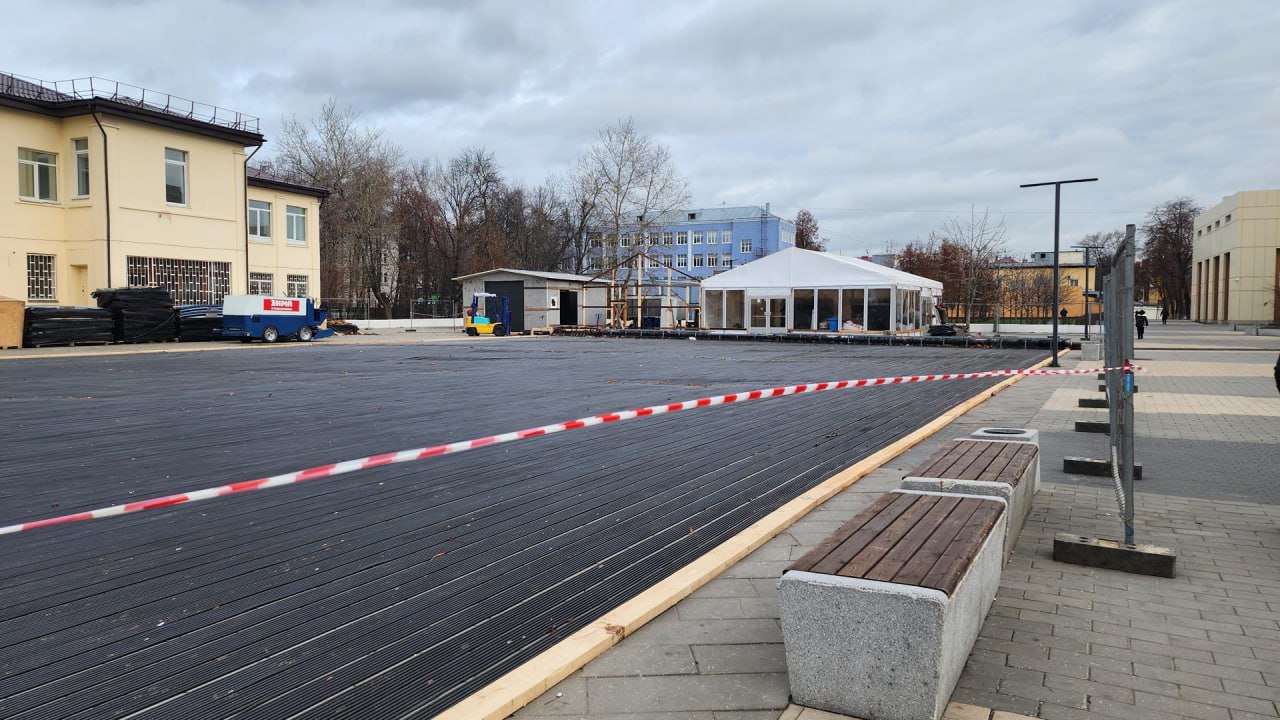 На центральной площади Люберец начали монтировать ледовый каток На центральной площади Люберец начали монтировать ледовый каток