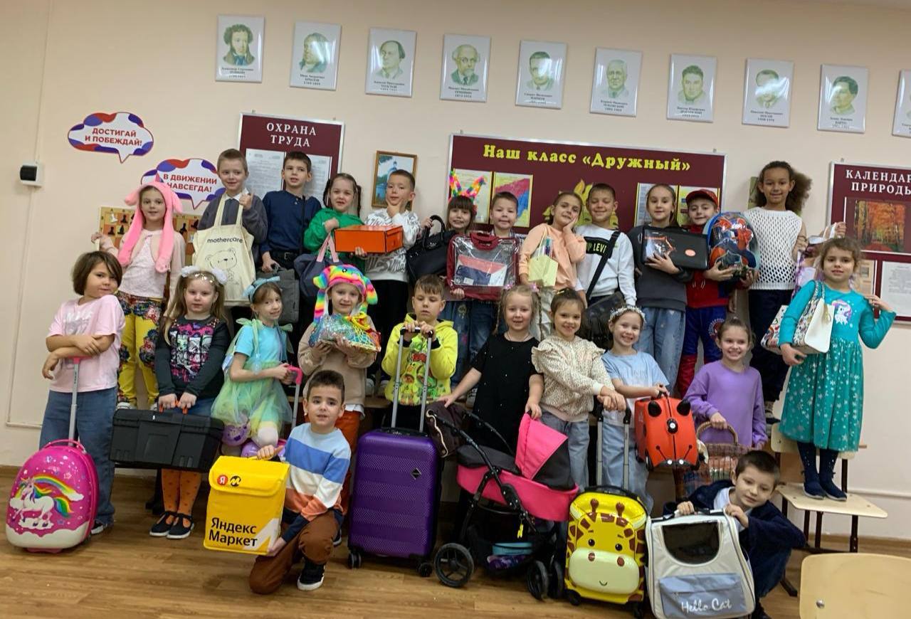 Прямо перед заслуженными каникулами в нашей гимназии (п. Васькино) царила особая атмосфера! Учебный день прошел без привычных тяжелых рюкзаков — был долгожданный «День без портфеля»! Ребята и учителя зарядились...