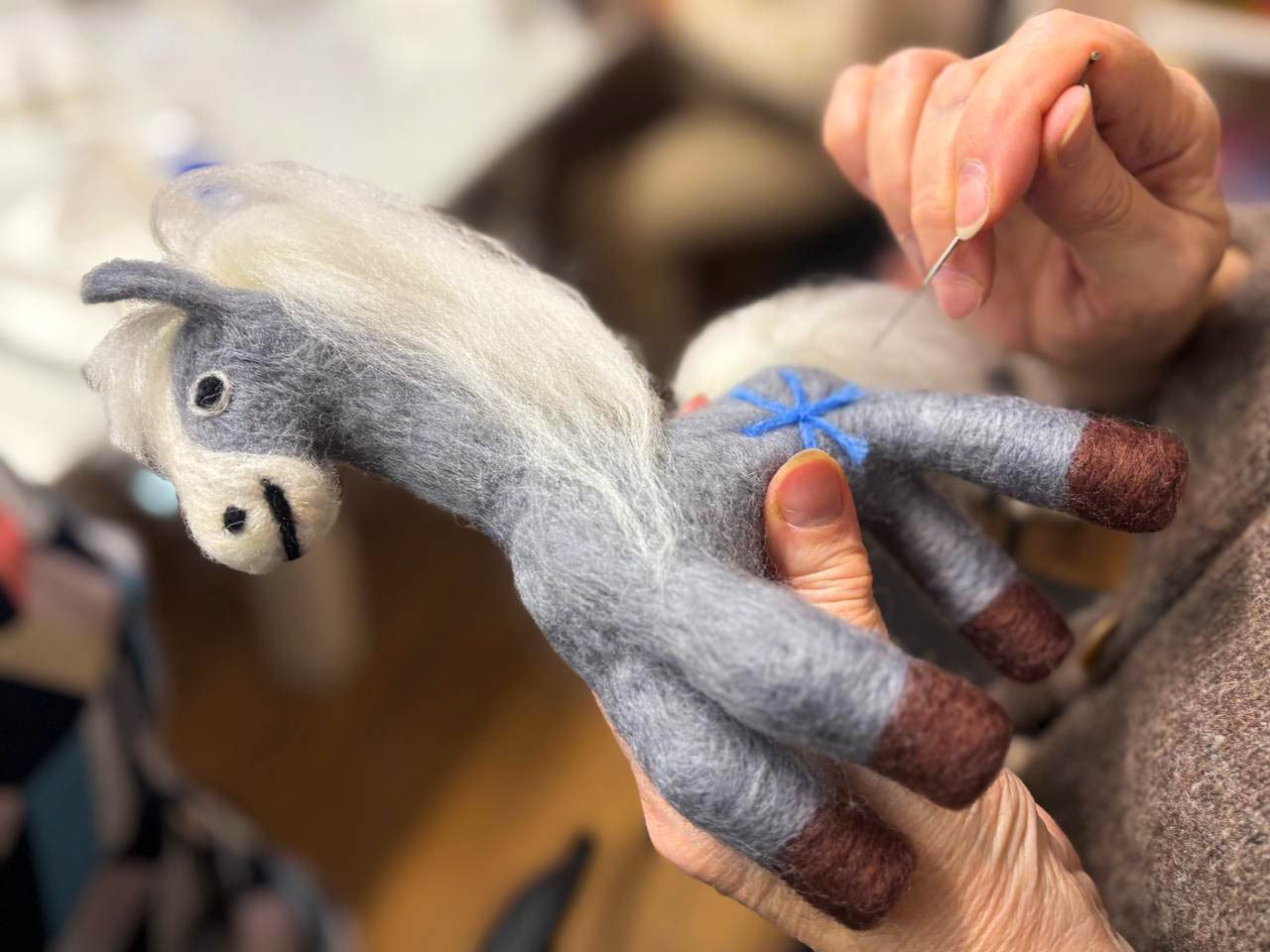 Долголетие в творчестве. В Куровском клубе «Активного долголетия» уже почти год занимаются фелтингом – искусством валяния из шерсти