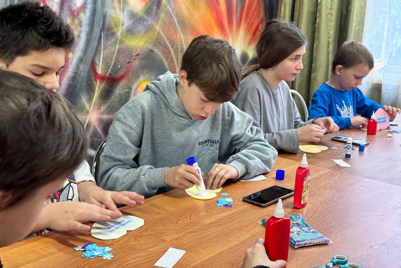 Открытки самым близким людям создали своими руками дети из ДЮОЦ «Мечта» Открытки самым близким людям создали своими руками дети из ДЮОЦ «Мечта»