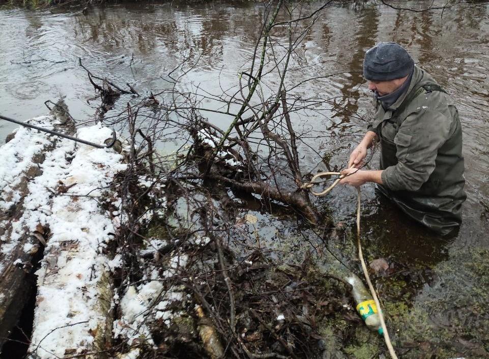 В минувшие выходные муниципальные службы Богородского округа помогли местным жителям расчистить проблемный участок реки Загрёбка от заторов и поваленных деревьев