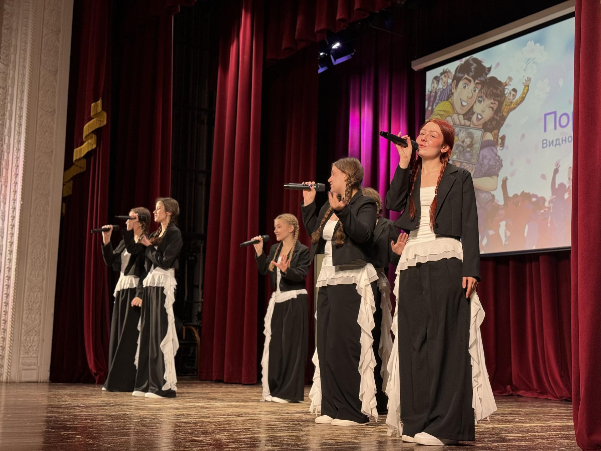 Во Дворце культуры Видного состоялся торжественный выпускной второй группы школьников медицинского класса образовательного центра «Успех» просветительского проекта «Пора всё знать» Во Дворце культуры Видного состоялся торжественный выпускной второй группы школьников медицинского класса образовательного центра «Успех» просветительского проекта «Пора всё знать»