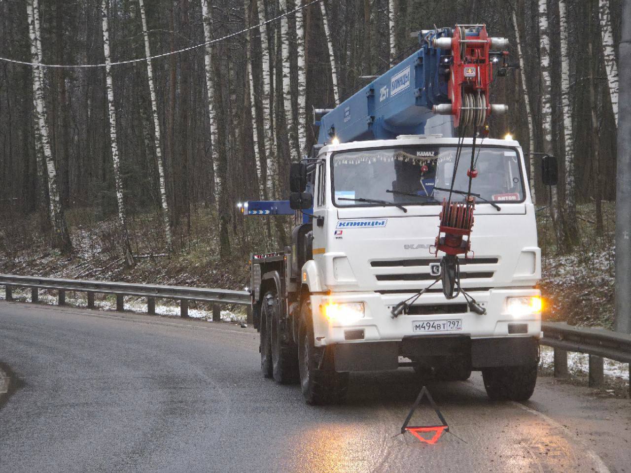 На съезде с Борисовского шоссе на федеральную трассу М-2 «Крым» произошло дорожно-транспортное происшествие, в результате которого с транспортного средства сошел груз — железобетонная балка мостового перекрытия массой 18 тонн На съезде с Борисовского шоссе на федеральную трассу М-2 «Крым» произошло дорожно-транспортное происшествие, в результате которого с транспортного средства сошел груз — железобетонная балка мостового перекрытия массой 18 тонн