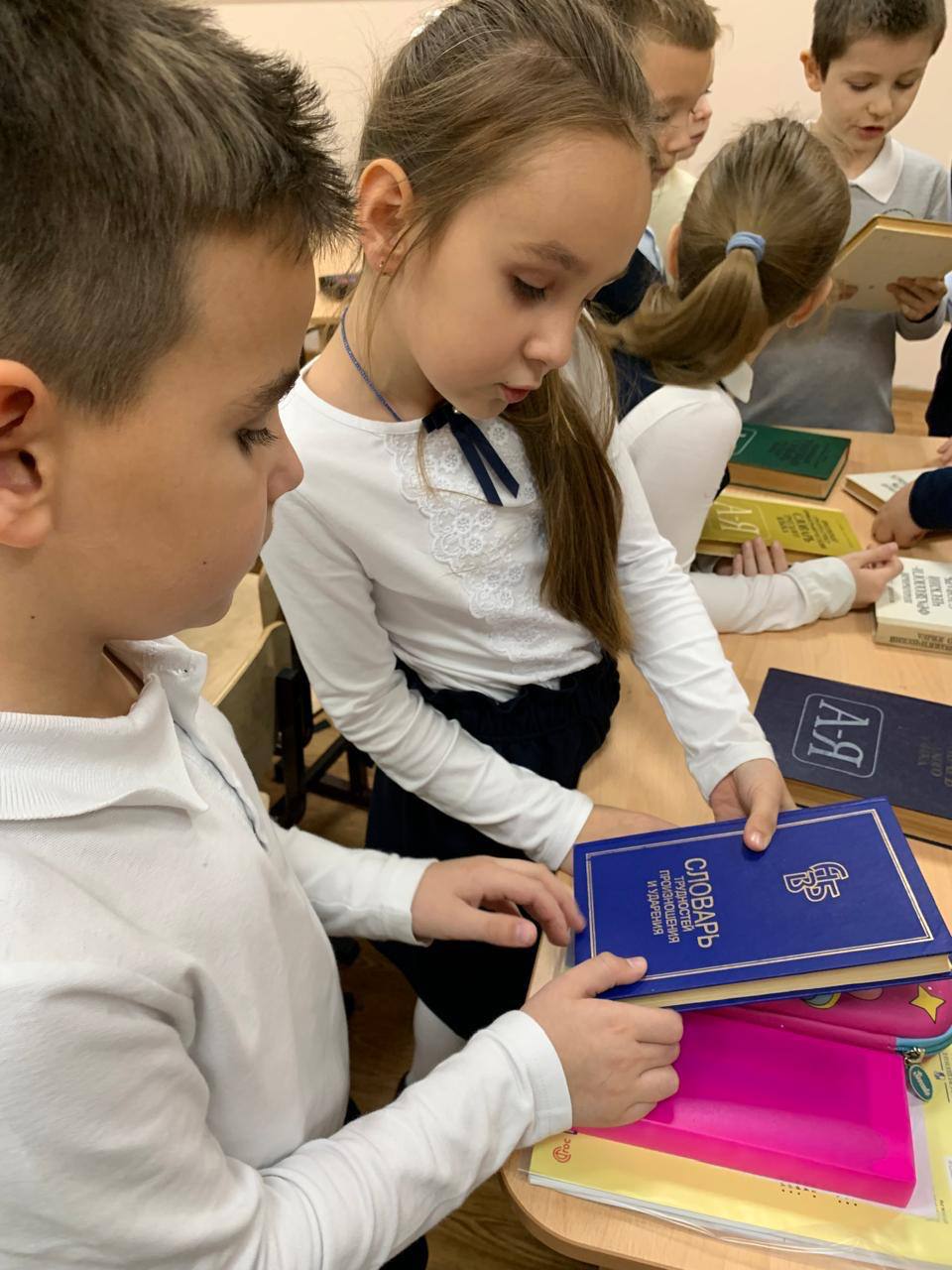 С 10 по 14 ноября в начальной школе МБОУ гимназии 2 (здание 2, п. Васькино) царила атмосфера любви к родному слову! Ребята окунулись в увлекательный мир русского языка через игры, квесты и олимпиады С 10 по 14 ноября в начальной школе МБОУ гимназии 2 (здание 2, п. Васькино) царила атмосфера любви к родному слову! Ребята окунулись в увлекательный мир русского языка через игры, квесты и олимпиады