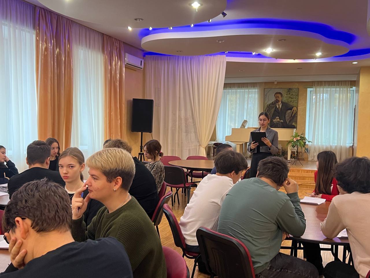 Чеховская молодежь приняла участие в Большом этнографическом диктанте, который собрал учащихся техникума, а так же активистов молодежных объединений нашего муниципального округа Чеховская молодежь приняла участие в Большом этнографическом диктанте, который собрал учащихся техникума, а так же активистов молодежных объединений нашего муниципального округа