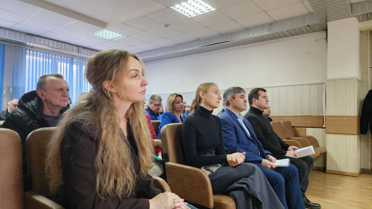 Заместитель городского прокурора Александр Мартынов встретился с сотрудниками домодедовского 342-го механического завода, чтобы рассказать о новых методах хищения денег и о том, как обезопасить себя от кибермошенничества Заместитель городского прокурора Александр Мартынов встретился с сотрудниками домодедовского 342-го механического завода, чтобы рассказать о новых методах хищения денег и о том, как обезопасить себя от кибермошенничества