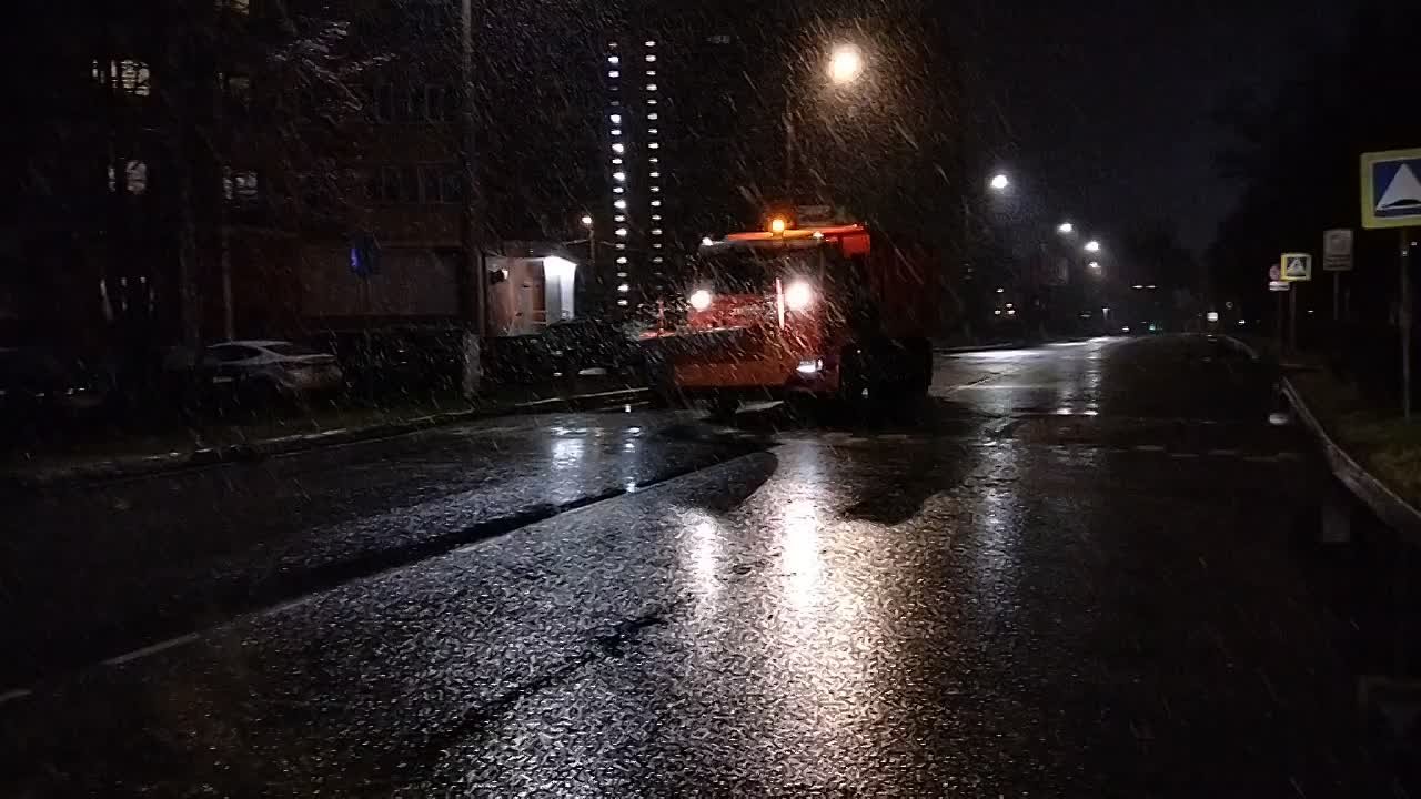 Коммунальные службы продолжают работать по устранению последствий первой зимней непогоды