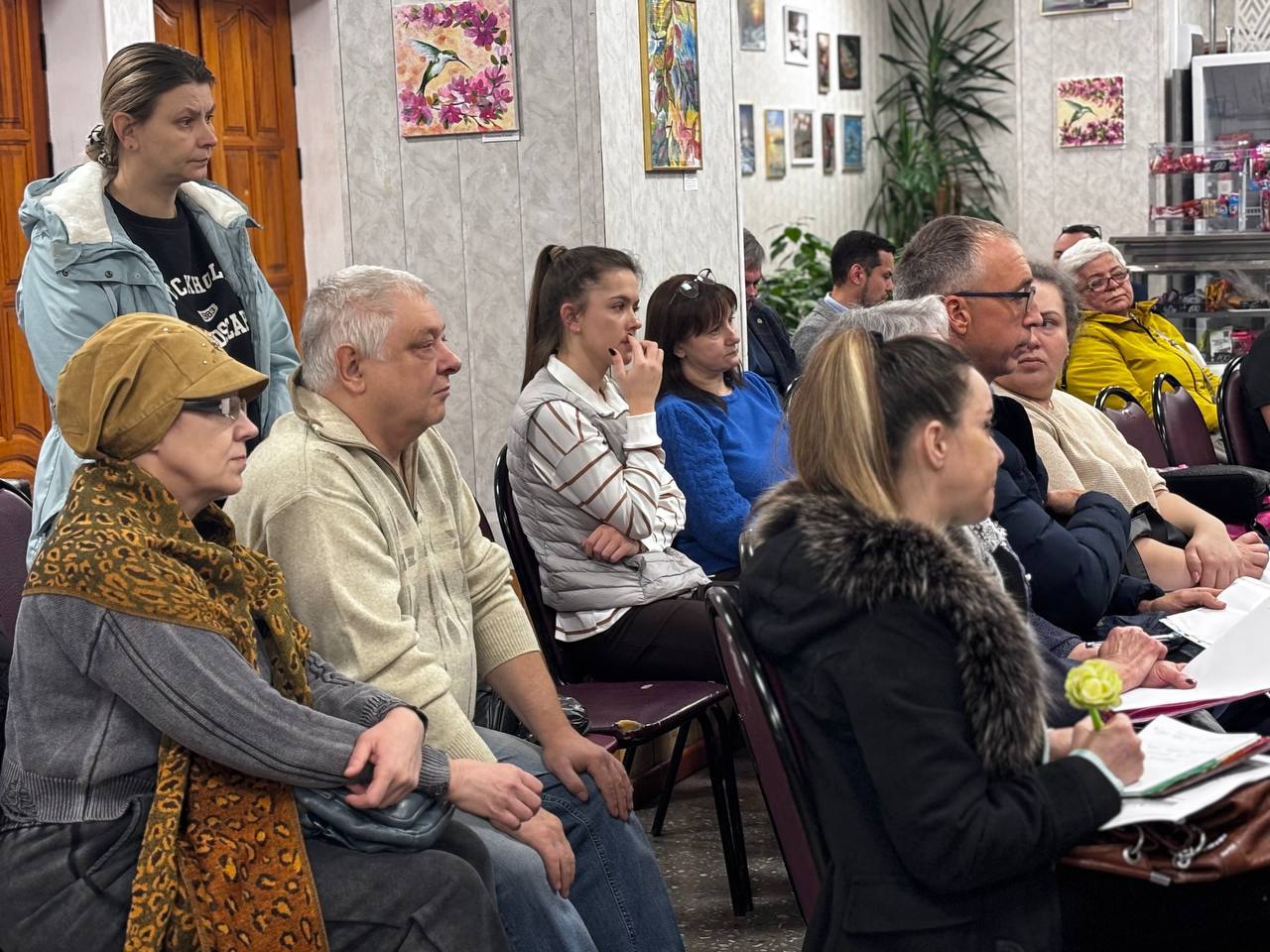 На встрече с жителями микрорайона Львовский обсудили актуальные вопросы жилищно-коммунальной сферы На встрече с жителями микрорайона Львовский обсудили актуальные вопросы жилищно-коммунальной сферы