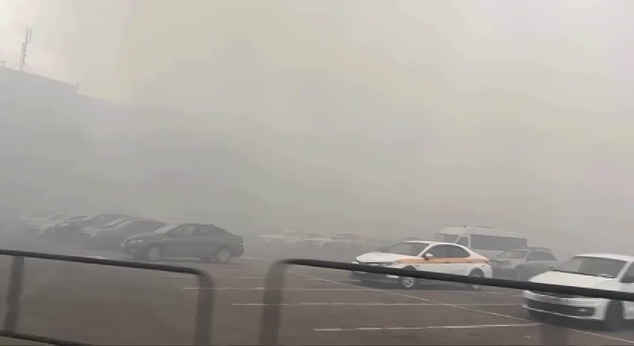 В Мытищах на складе загорелись горюче-смазочные материалы, дым, как пишут в соцсетях, окутал район у местного ТЦ