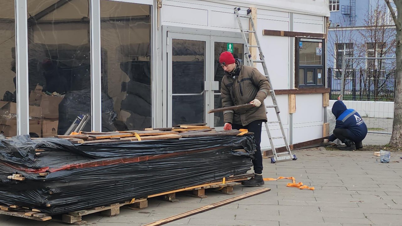 На центральной площади Люберец начали монтировать ледовый каток