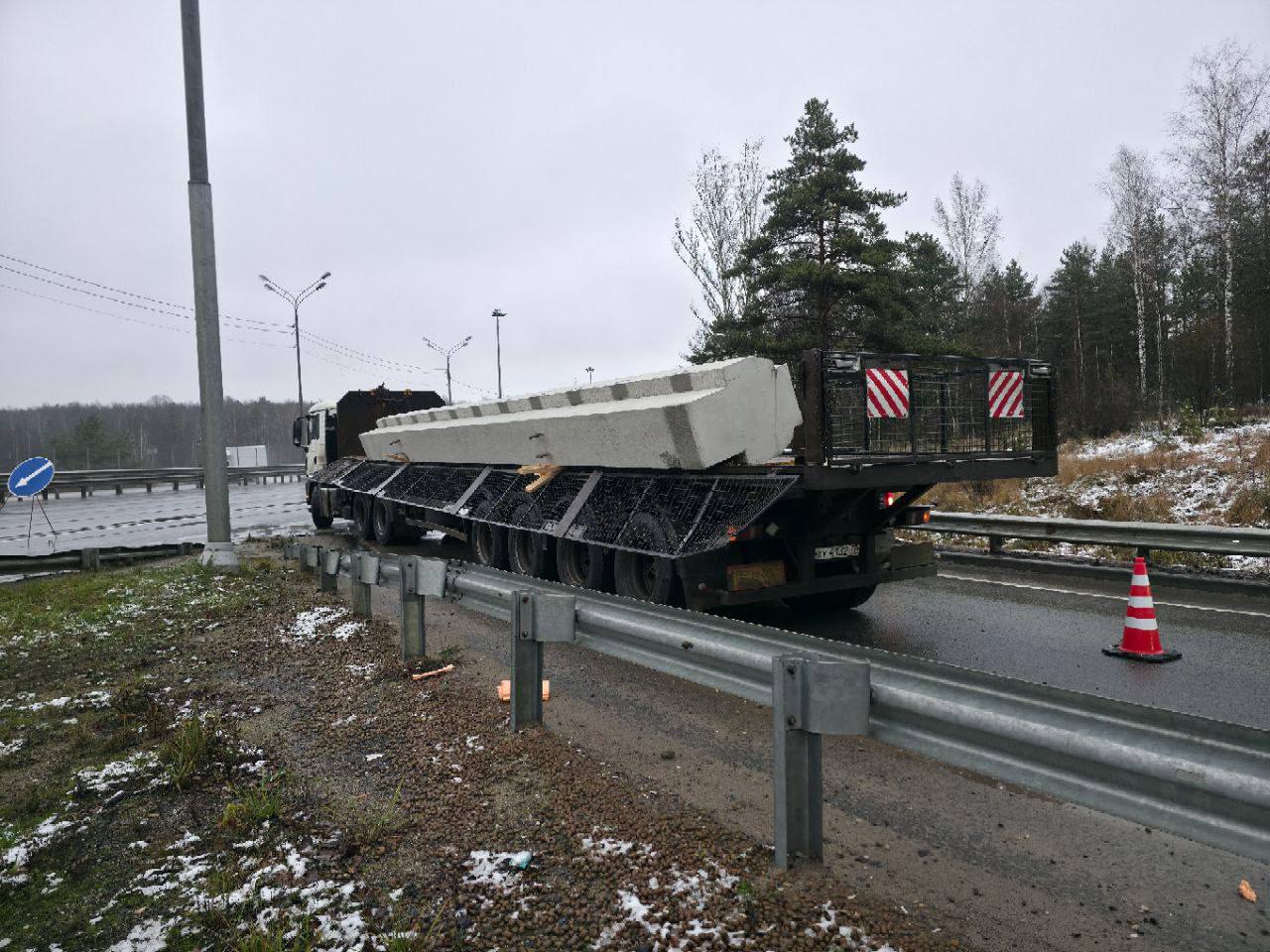 На съезде с Борисовского шоссе на федеральную трассу М-2 «Крым» произошло дорожно-транспортное происшествие, в результате которого с транспортного средства сошел груз — железобетонная балка мостового перекрытия массой 18 тонн На съезде с Борисовского шоссе на федеральную трассу М-2 «Крым» произошло дорожно-транспортное происшествие, в результате которого с транспортного средства сошел груз — железобетонная балка мостового перекрытия массой 18 тонн