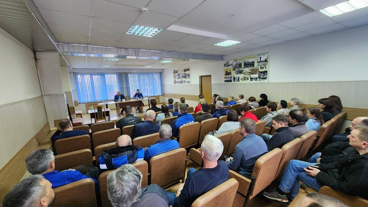 Заместитель городского прокурора Александр Мартынов встретился с сотрудниками домодедовского 342-го механического завода, чтобы рассказать о новых методах хищения денег и о том, как обезопасить себя от кибермошенничества Заместитель городского прокурора Александр Мартынов встретился с сотрудниками домодедовского 342-го механического завода, чтобы рассказать о новых методах хищения денег и о том, как обезопасить себя от кибермошенничества