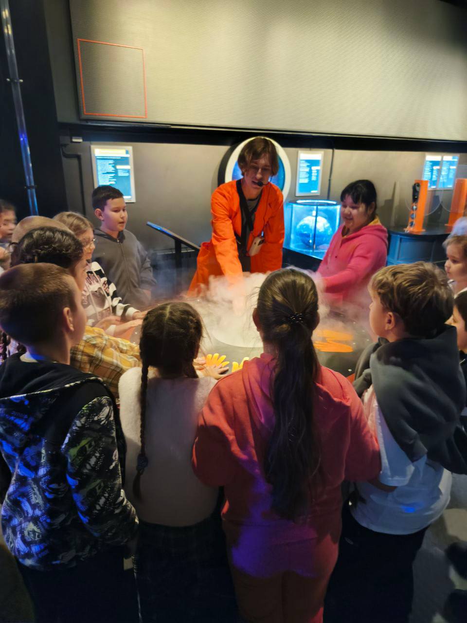 АКТИВНЫЕ КАНИКУЛЫ. Путешествие в мир науки 16 ноября 2025 г. 3-д, 3-е, 3-э классы с классными руководителями Кудряшовой А.А., Демченко М.О., Типаевой И.Н. и родителями совершили увлекательное путешествие в страну открытий и... АКТИВНЫЕ КАНИКУЛЫ. Путешествие в мир науки 16 ноября 2025 г. 3-д, 3-е, 3-э классы с классными руководителями Кудряшовой А.А., Демченко М.О., Типаевой И.Н. и родителями совершили увлекательное путешествие в страну открытий и...