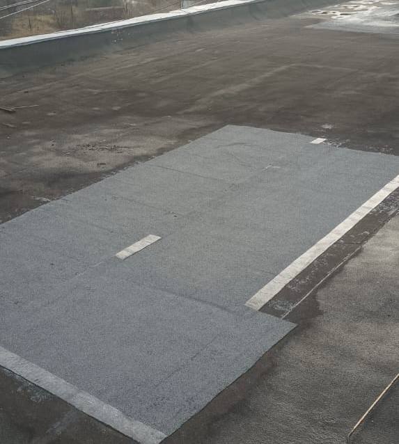 Рабочие МБУ "Чеховское благоустройство" провели локальный ремонт кровли Рабочие МБУ "Чеховское благоустройство" провели локальный ремонт кровли