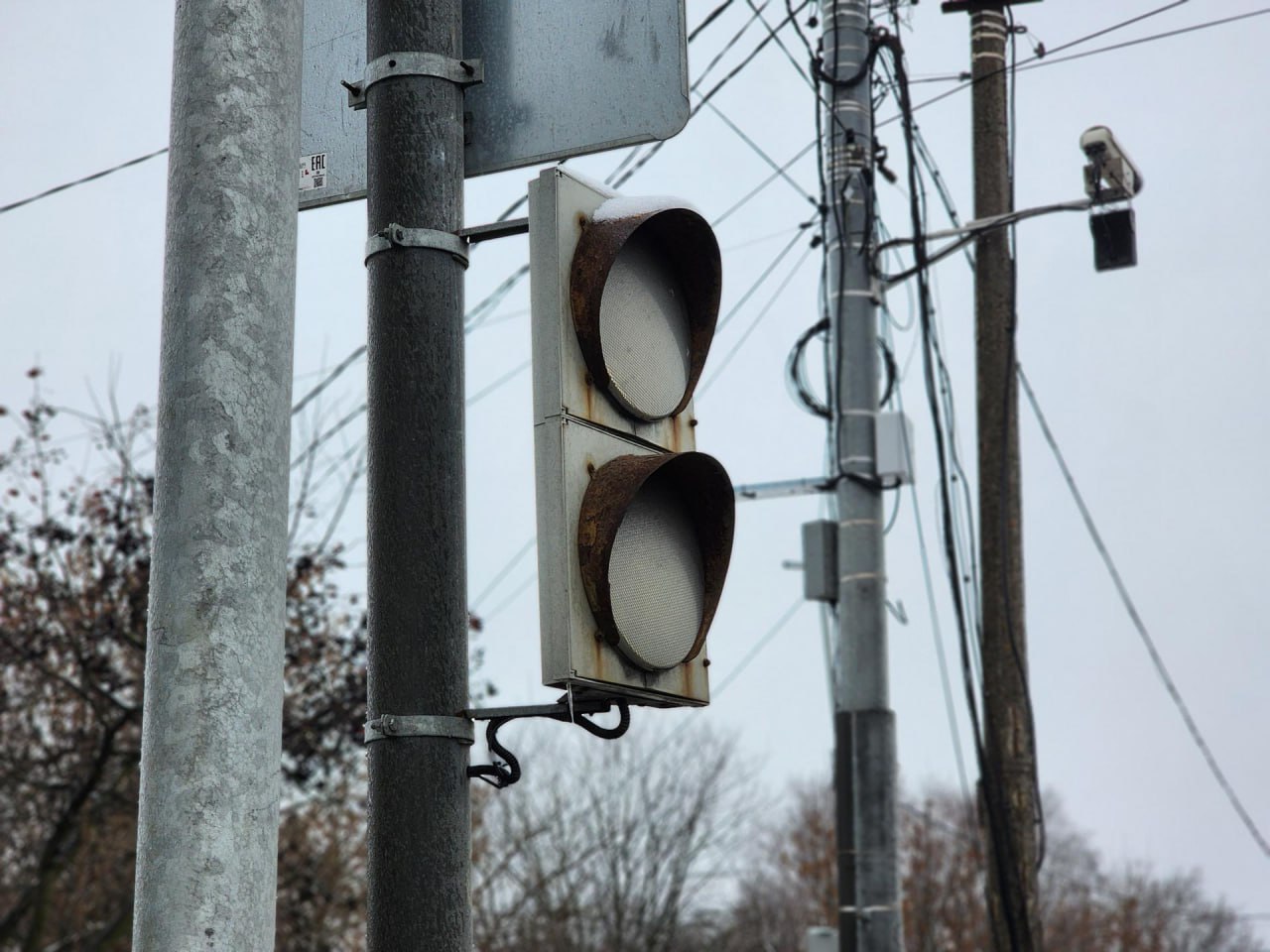 На 49-м километре Горьковского шоссе восстанавливают работу светофора На 49-м километре Горьковского шоссе восстанавливают работу светофора