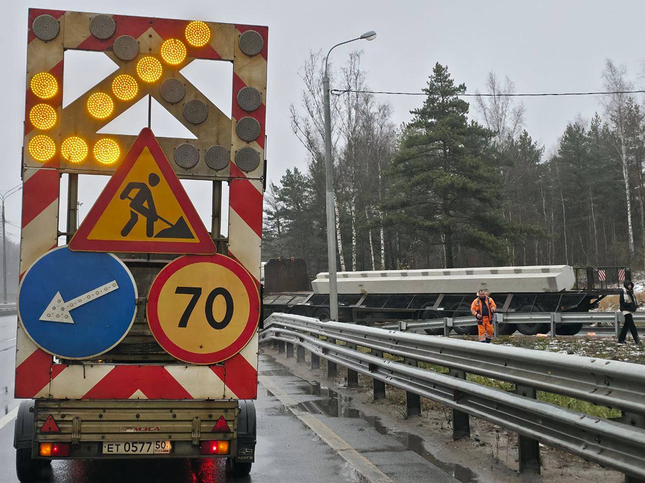 На съезде с Борисовского шоссе на федеральную трассу М-2 «Крым» произошло дорожно-транспортное происшествие, в результате которого с транспортного средства сошел груз — железобетонная балка мостового перекрытия массой 18 тонн На съезде с Борисовского шоссе на федеральную трассу М-2 «Крым» произошло дорожно-транспортное происшествие, в результате которого с транспортного средства сошел груз — железобетонная балка мостового перекрытия массой 18 тонн