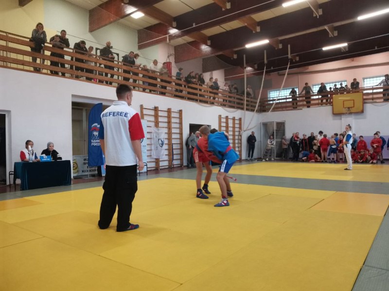 В спортивном зале МОУ «Гимназия №1» прошло открытое первенство по самбо среди юношей