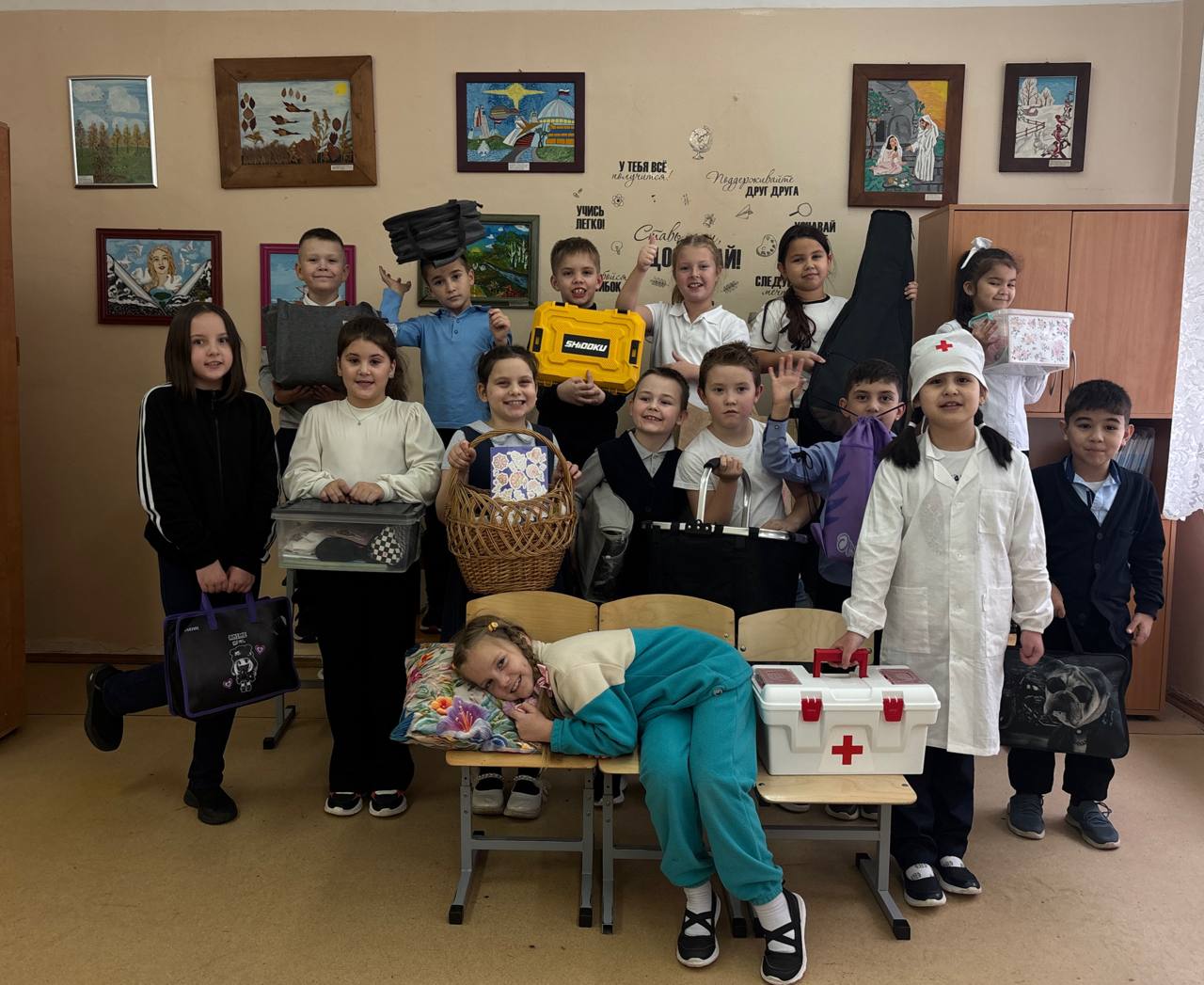 Прямо перед заслуженными каникулами в нашей гимназии (п. Васькино) царила особая атмосфера! Учебный день прошел без привычных тяжелых рюкзаков — был долгожданный «День без портфеля»! Ребята и учителя зарядились... Прямо перед заслуженными каникулами в нашей гимназии (п. Васькино) царила особая атмосфера! Учебный день прошел без привычных тяжелых рюкзаков — был долгожданный «День без портфеля»! Ребята и учителя зарядились...