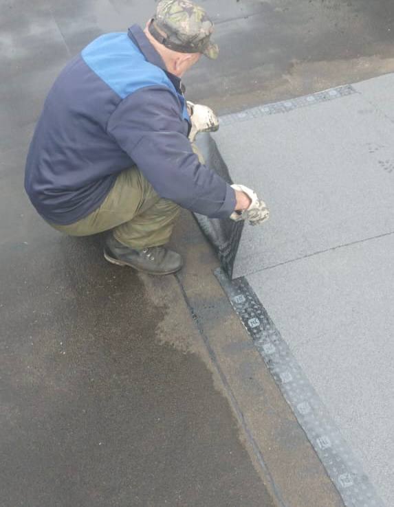 Рабочие МБУ "Чеховское благоустройство" провели локальный ремонт кровли Рабочие МБУ "Чеховское благоустройство" провели локальный ремонт кровли