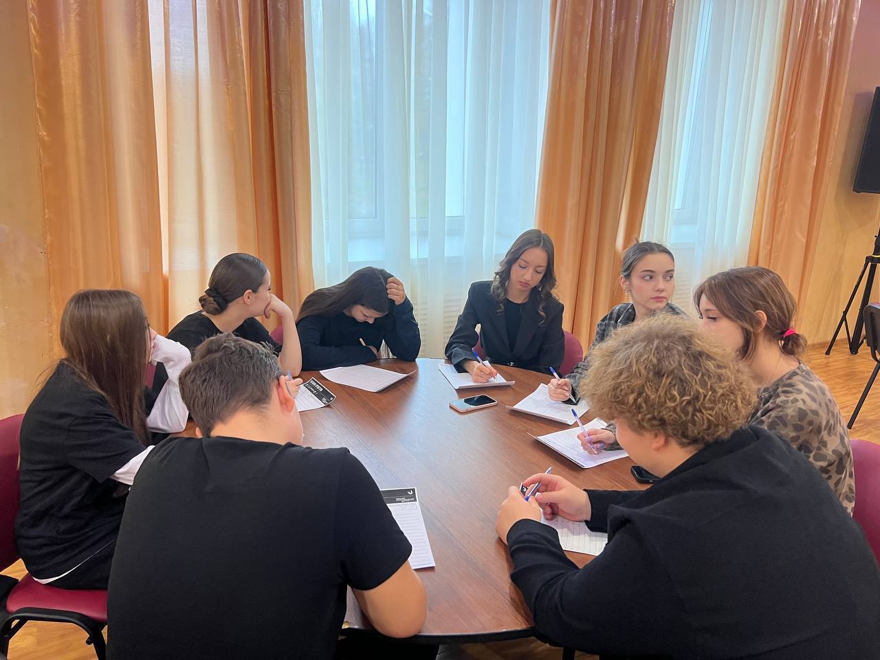 Чеховская молодежь приняла участие в Большом этнографическом диктанте, который собрал учащихся техникума, а так же активистов молодежных объединений нашего муниципального округа Чеховская молодежь приняла участие в Большом этнографическом диктанте, который собрал учащихся техникума, а так же активистов молодежных объединений нашего муниципального округа