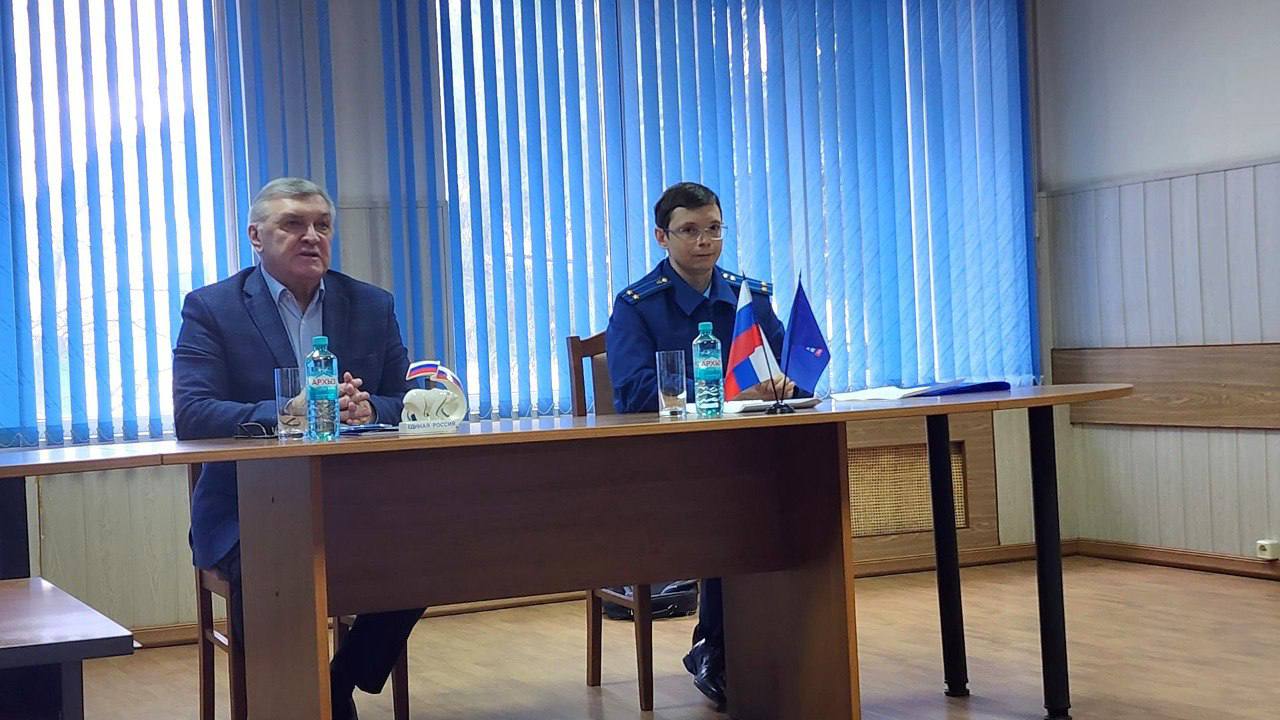 Заместитель городского прокурора Александр Мартынов встретился с сотрудниками домодедовского 342-го механического завода, чтобы рассказать о новых методах хищения денег и о том, как обезопасить себя от кибермошенничества