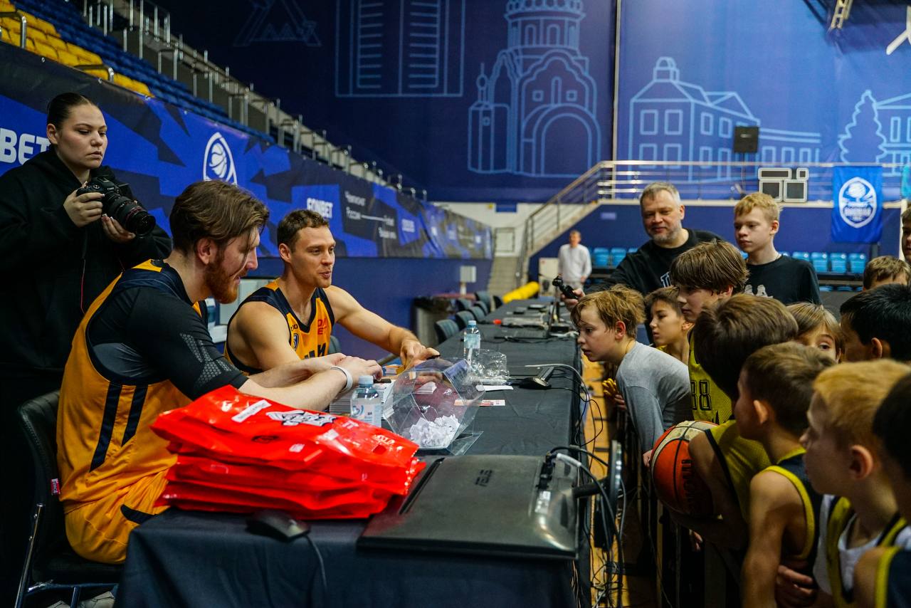 Звёзды баскетбола из Химок провели тренировку для юных спортсменов Звёзды баскетбола из Химок провели тренировку для юных спортсменов