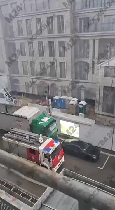 Пожар произошел в центре столицы, сообщает «Москва 24»