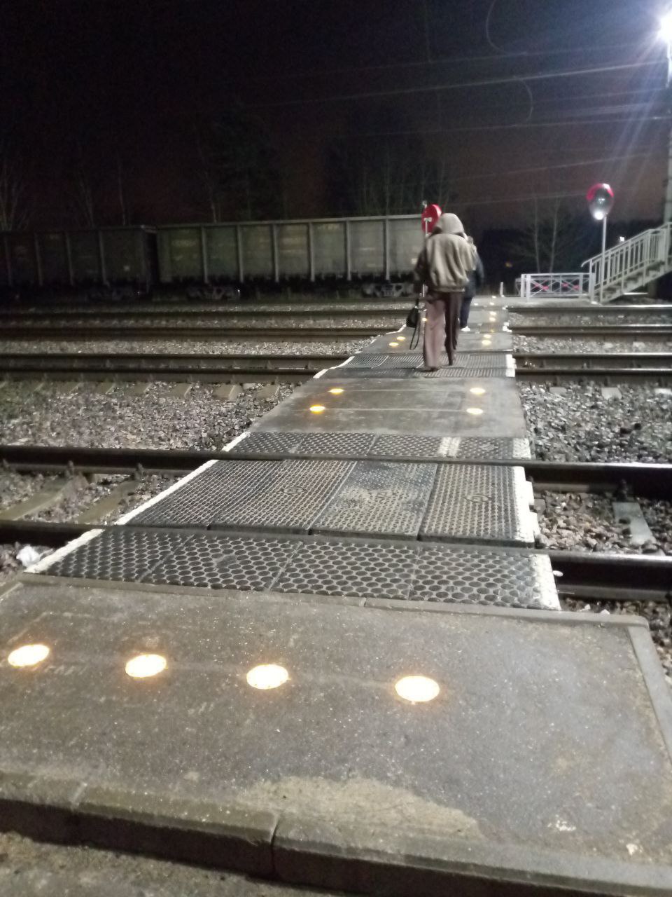 Впервые в Подмосковье на пешеходном переходе через железную дорогу появилась специальная подсветка! Впервые в Подмосковье на пешеходном переходе через железную дорогу появилась специальная подсветка!