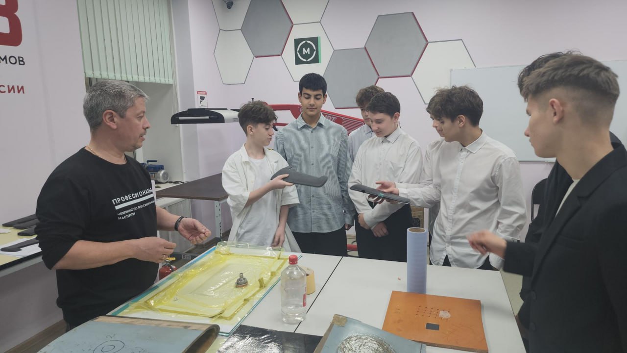 За билетом в будущее: Люберецкие школьники примерили на себя профессию авиатехника